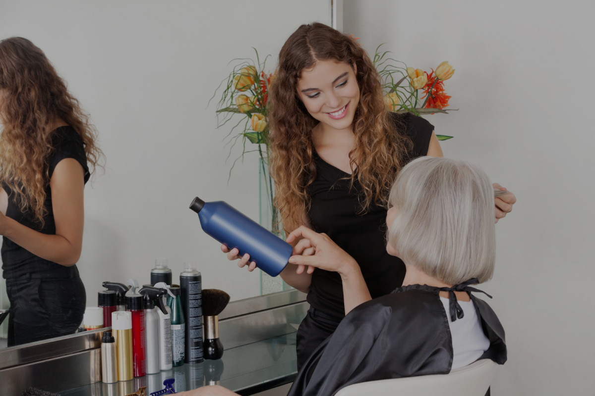 Comment faire de la vente additionnelle en salon (sans mettre vos clients mal à l’aise)